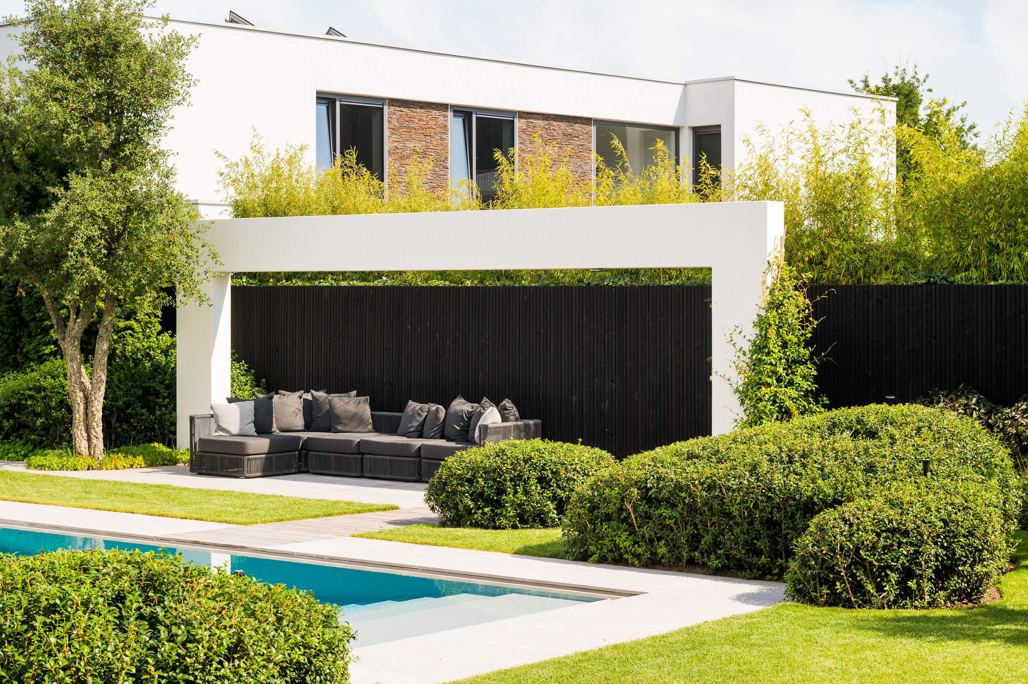 Nuenhem projecten grote tuin met zwembed Vught achteraanzicht