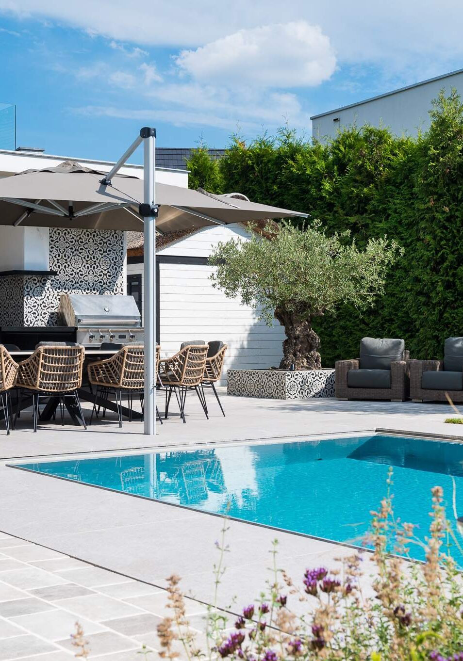 Nuenhem projecten grote tuin met zwembed Vught stoelen