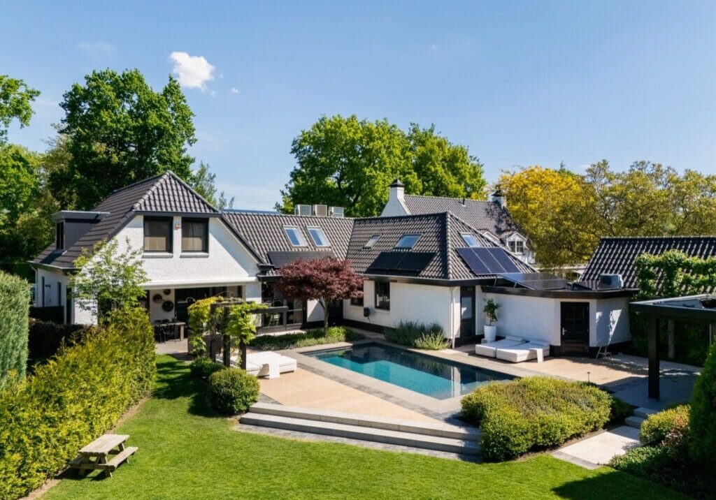 Luxe tuin met zwembad